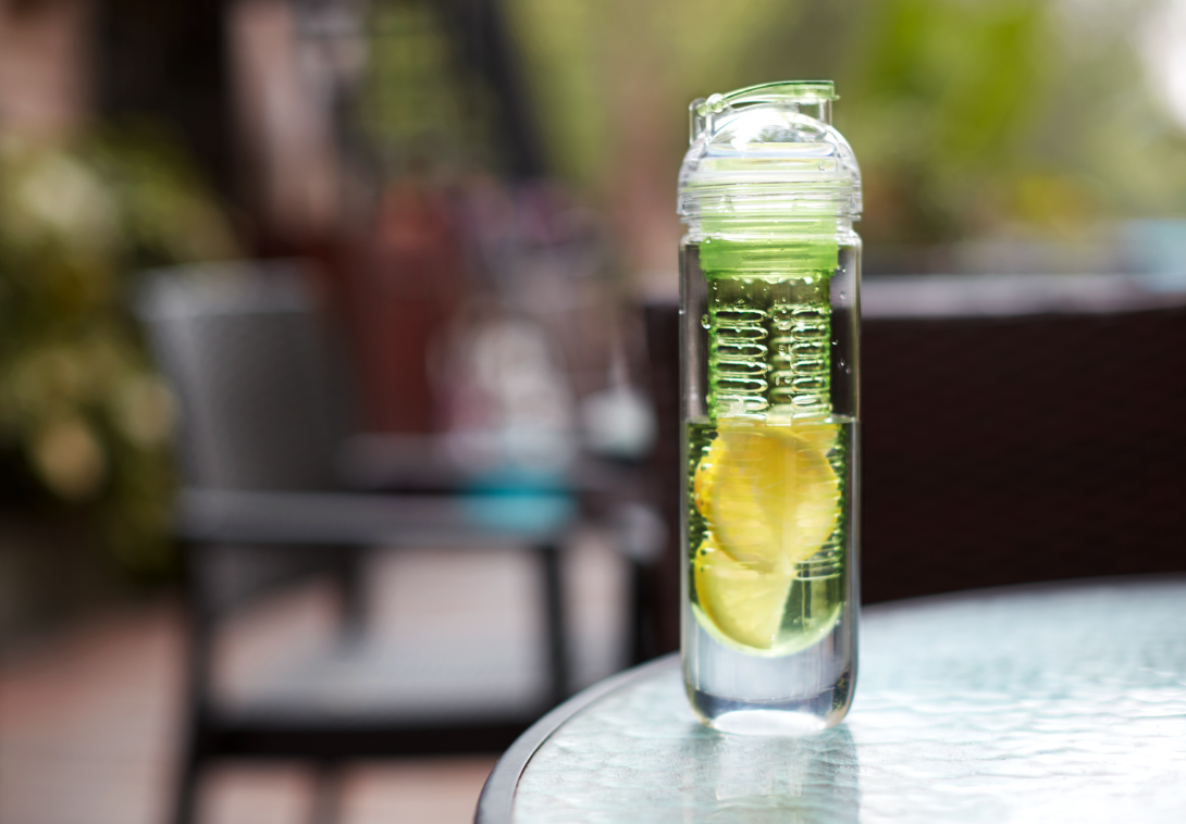 800ml tritan Infusion Water Bottle with Infuser - Pink Fruit Infuser for Cold Brew Tea and Flavored Water BPA FREE