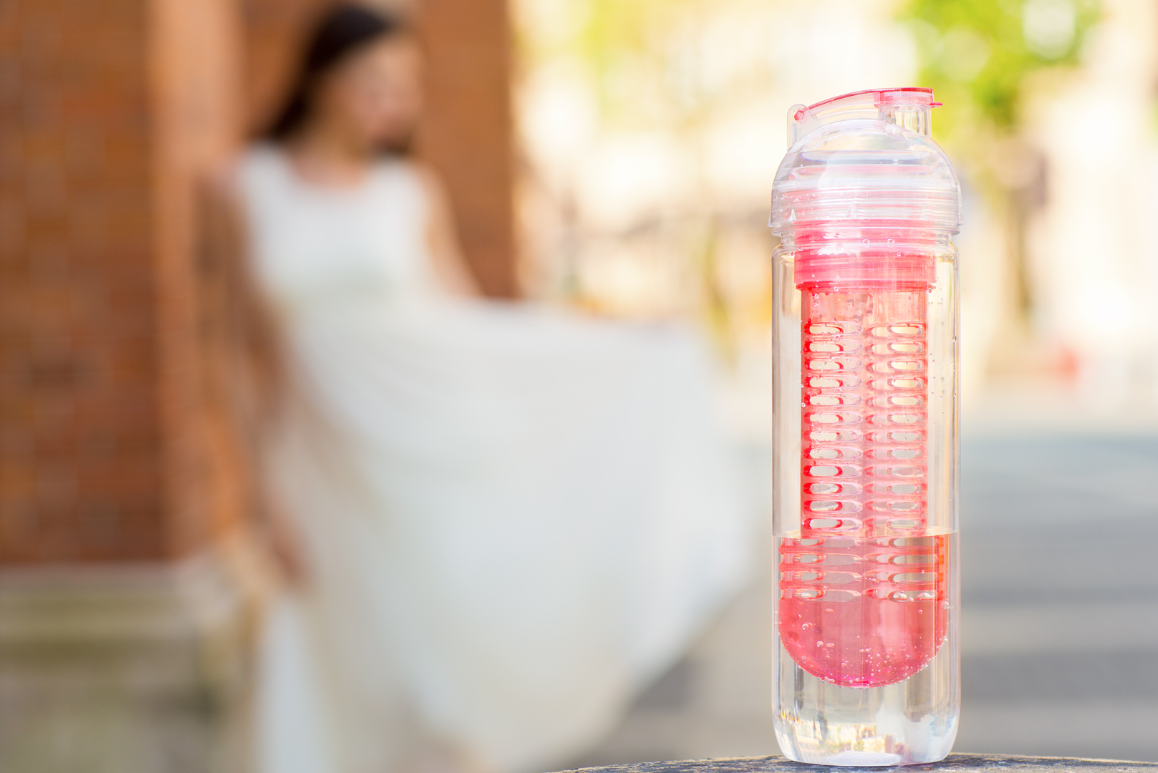 800ml tritan Infusion Water Bottle with Infuser - Pink Fruit Infuser for Cold Brew Tea and Flavored Water BPA FREE